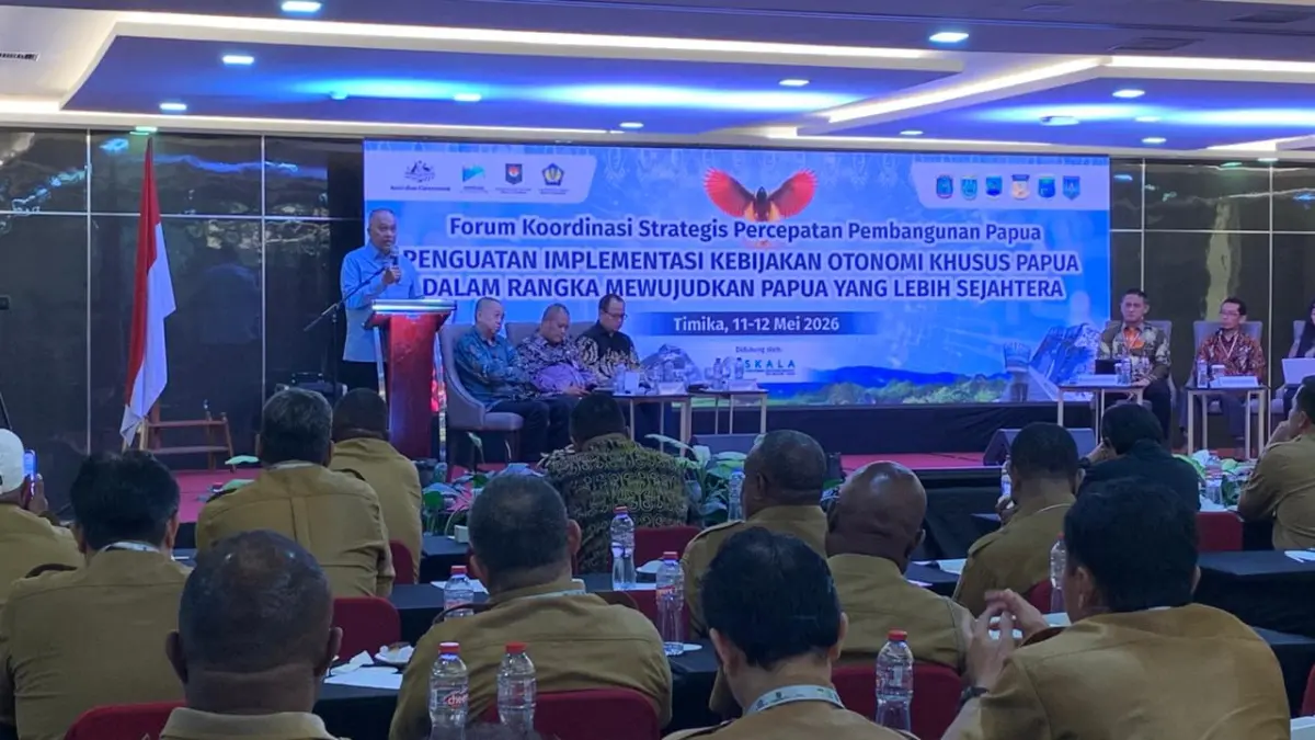 Ketua Komite Eksekutif Percepatan Pembangunan Otonomi Khusus Papua, Velix Vernando Wanggai saat memberikan arahannya menanggapi penyampaian aspirasi peserta dari masing-masing kabupaten kota dalam Forum Koordinasi Strategis Percepatan Pembangunan Papua yang berlangsung di Ballroom Hotel Horison Diana Timika, Selasa (12/5/2026). (Foto: CEPOSONLINE.COM/MOH. WAHYU WELERUBUN). &nbsp;