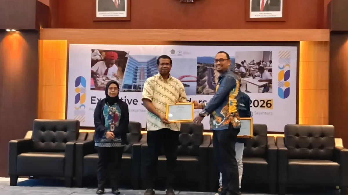 Pimred Cenderawasih Pos Lucky Ireeuw menerima penghargaan dari DJPb Papua dalam kegiatan Executive Stakeholders Forum 2026 sebagai upaya memperkuat sinergi pelaksanaan APBN yang berkualitas untuk mendukung Papua yang maju, inklusif, dan sejahtera. Di aula GKN kota Jayapura, Selasa (12/5/2026)

(Ceposonline.com/Priyadi)