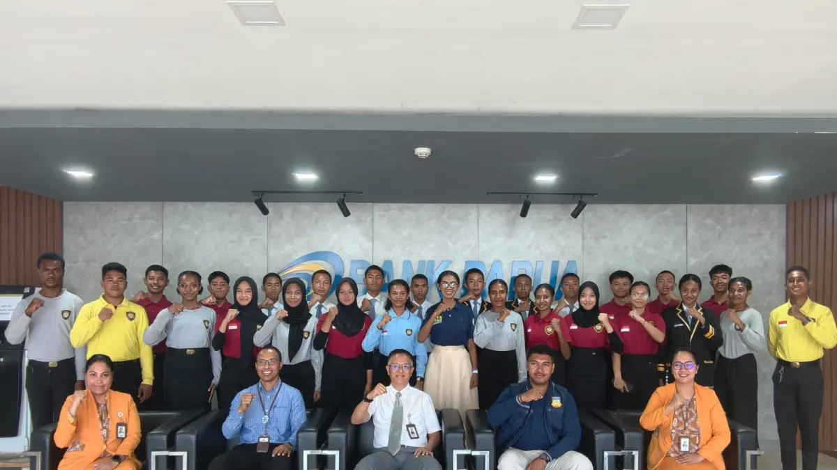 Foto bersama dalam &nbsp;kunjungan Study Tour dan Capacity Building dari Purna Paskibraka Indonesia (PPI) Kota Jayapura di Bank Papua berlangsung di Banking Hall Kantor Cabang Utama (KCU) Jayapura, Senin (11/5/2026)