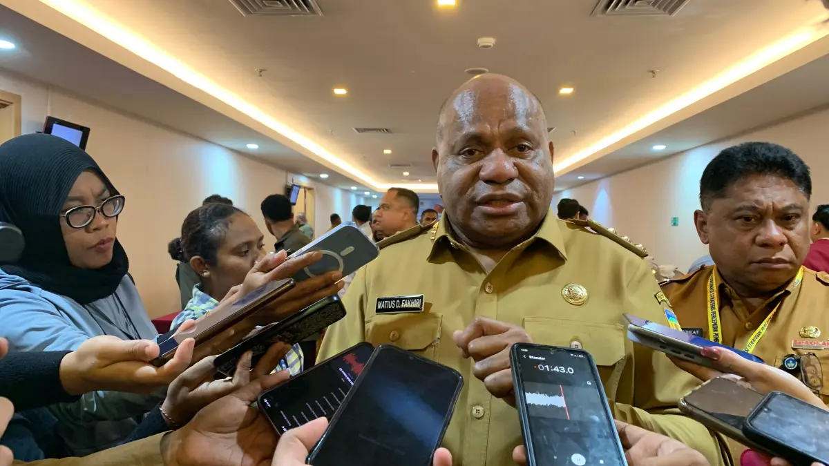 Gubernur Papua, Mathius D. Fakhiri saat ditemui awak media di Hotel Horison Diana Timika, Senin (11/5/2026), (Foto: CEPOSONLINE.COM/MOH. WAHYU WELERUBUN).