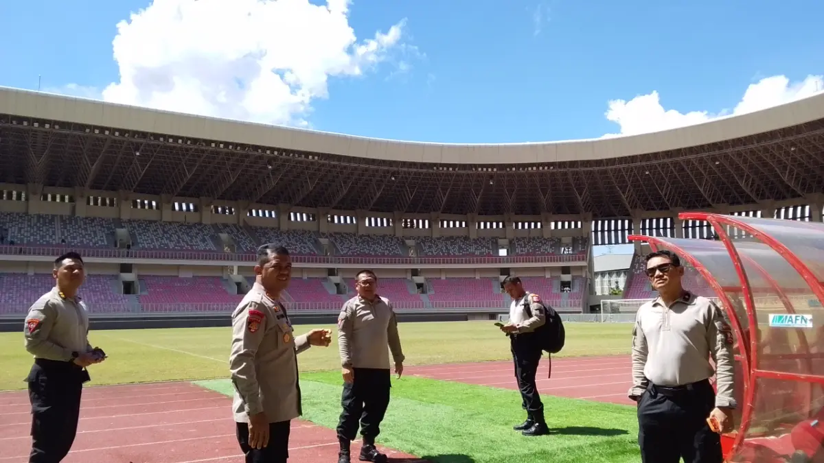 Kapolres Jayapura, AKBP Dionisius Helan bersama Tim Mabes Polri sata berada di Stadion Lukas Enembe, Selasa (12/5/2026). (CEPOSONLINE.COM/YOHANA).