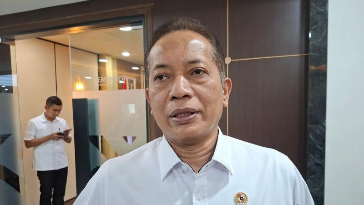 Menteri Koperasi (Menkop) Ferry Juliantono menjawab pertanyaan dari awak media di Jakarta, Senin (20/4/2026). (ANTARA/Aji Cakti)