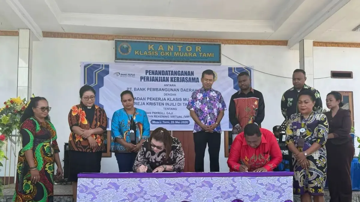 Penandatanganan PKS &nbsp;oleh Pemimpin Bank Papua Kantor Cabang Abepura, Asmi Niar, selaku pihak pertama, bersama Pendeta Abraham Mayor, S.Si.Teol., selaku pihak kedua. dengan BPK Muara Tami GKI di Tanah Papua, Sabtu, (9/5/2026)

(Ceposonline.com/Istimewa)