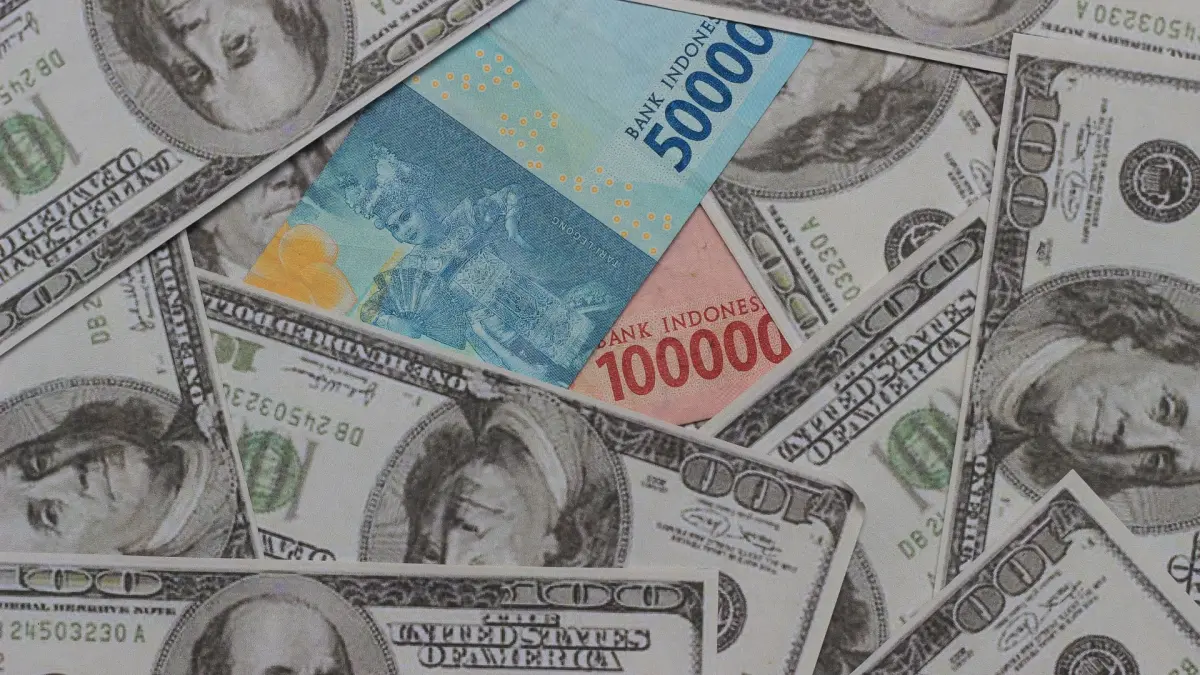Rupiah Melemah Tajam, Tembus Level Rp17.500 per Dolar AS