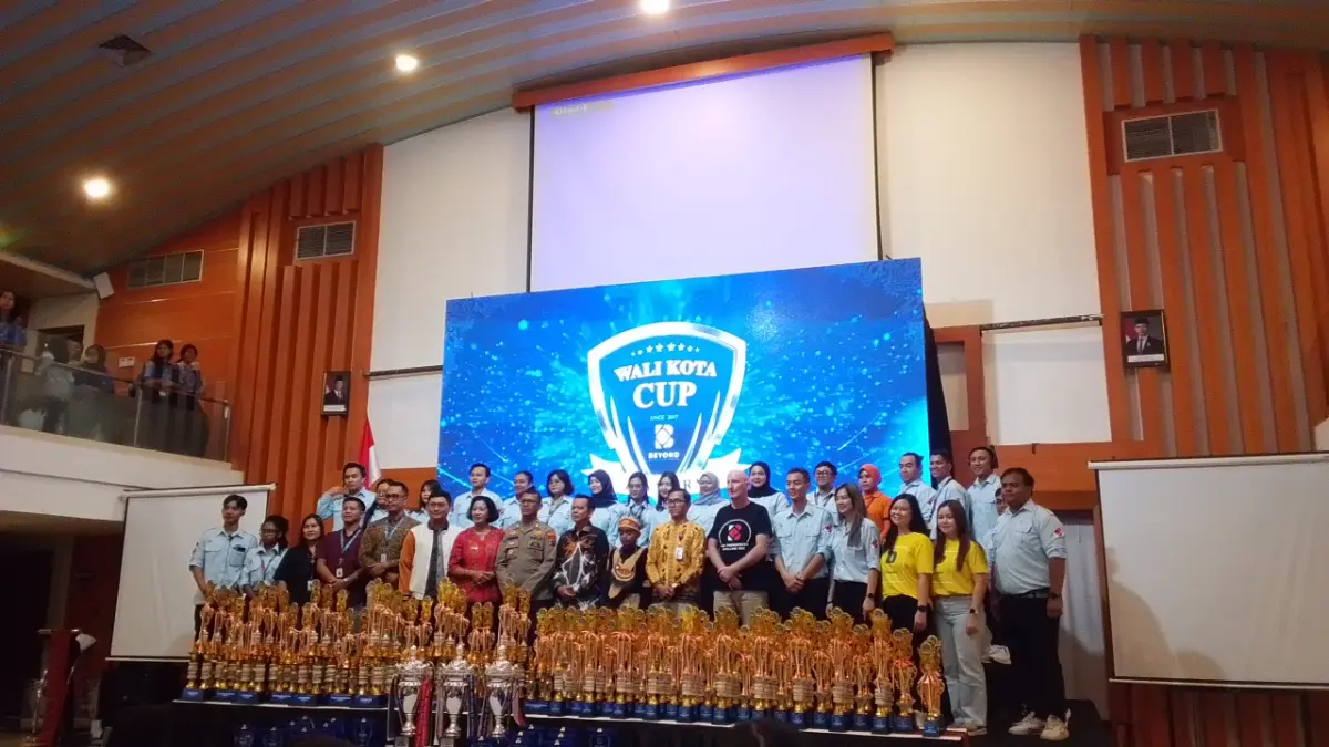 Foto bersama pelaksanaan kegiatan Pimpinan Beyond Education Centre, Lydia Agustin dan perwakilan Pemerintah Kota Jayapura dalam hal ini Asisten II Setda Kota Jayapura, Abdul Majid dan para peserta di Hotel Horison Kotaraja, Sabtu (9/5).
(CEPOSONLINE.COM_Yohana)