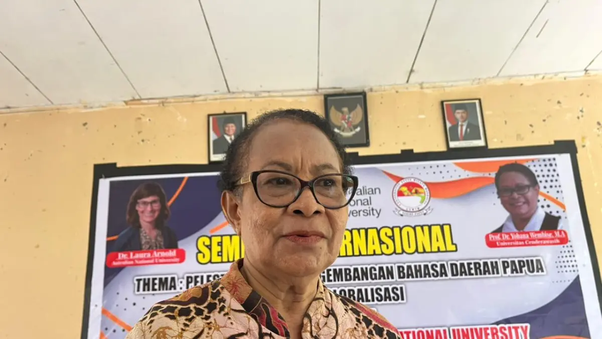 Akademisi Universitas Cenderawasih, Yohana Yembise saat memberikan keterangan kepada pers. (CEPOSONLINE.COM/THERESIA F. TEKEGE)