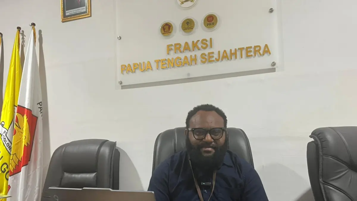 Anggota DPR Papua Tengah Daerah Pemilihan (Dapil) Mimika, Aramianus Omaleng saat memberikan keterangan kepada pers di Kantor DPR Papua Tengah, Jumat, (8/5/2026). ( CEPOSONLINE.COM/ THERESIA F. TEKEGE).