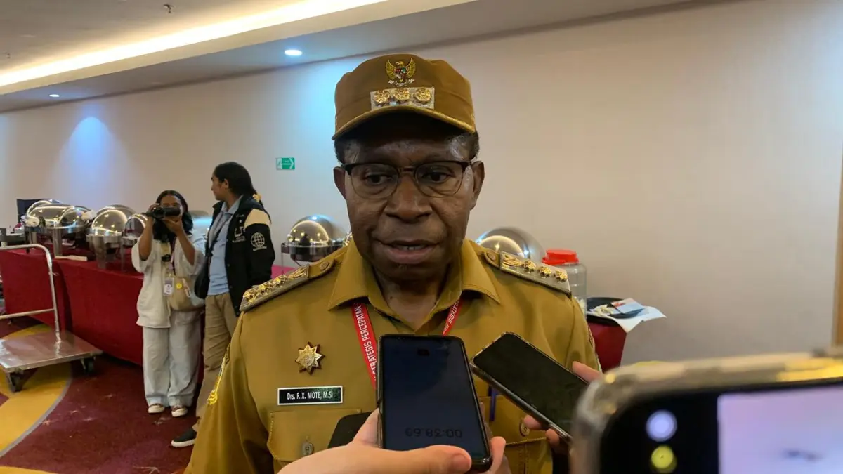 Bupati Waropen, Fransiscus Xaverius Mote saat diwawancarai awak media di Hotel Horison Diana, Selasa 12 Mei 2026 malam, (Foto: CEPOSONLNE.COM/MOH. WAHYU WELERUBUN).