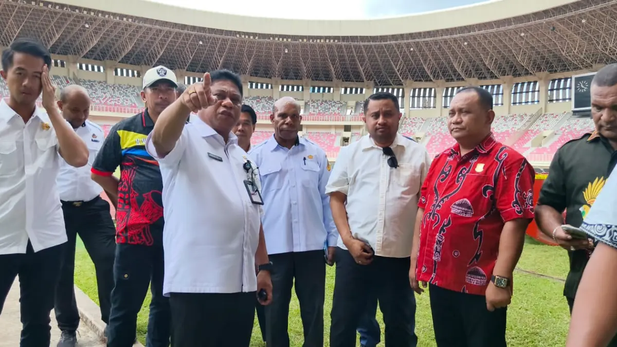 Ketua DPR Papua Denny Henrry Bonai, ST, MM, MH didampingi Komisi IV, bersama PJ Sekda Papua Christian Sohilait tinjau kerusakan Stadion LE Pasca Kerusuhan, Rabu (13/5/2026) (CEPOSONLINE.COM/KAREL)