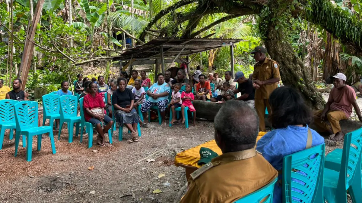 Mama Yuliana Manuaron Saat menyampaikan Aspirasinya ke Anggota DPR Papua Tengah, Nancy Raweyai. (CEPOSONLINE.COM/THERESIA F. TEKEGE)&nbsp;