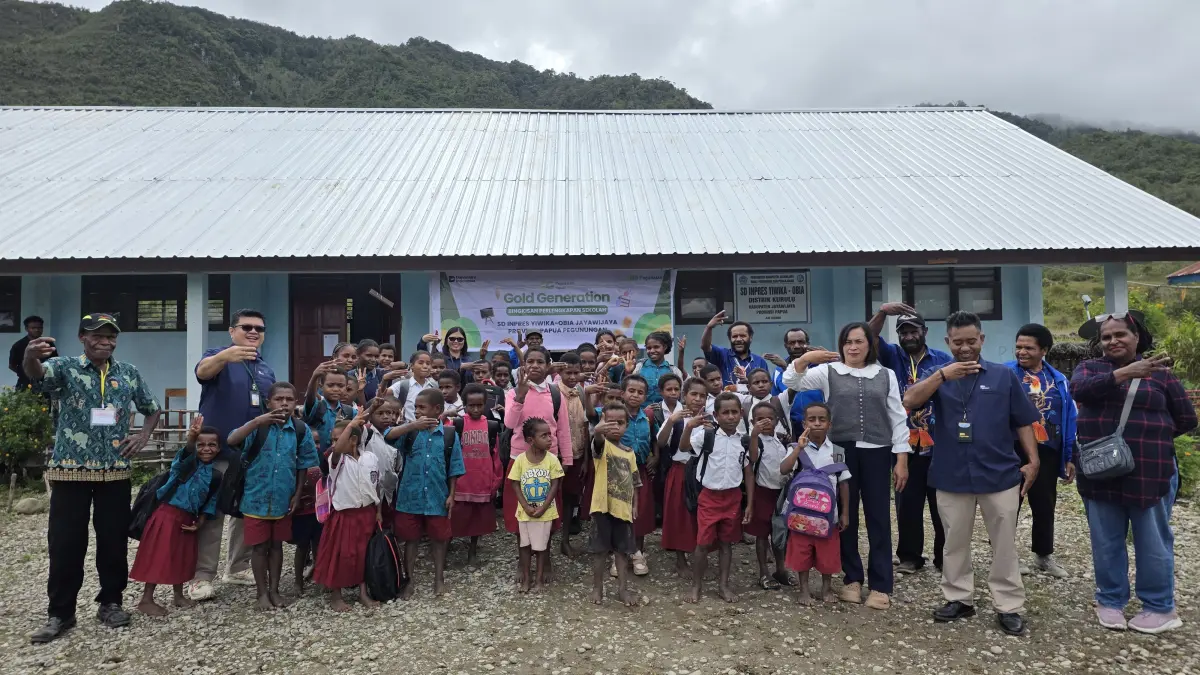 Foto bersama Deputy Bisnis PT Pegadaian Area Jayapura, Fanny Walandouw, beserta siswa-siswi SD Inpres Yiwika Obia, Distrik Kurulu, Kabupaten Jayawijaya, Rabu (13/5/2026). (Ceposonline.com/Humas Pegadaian).
