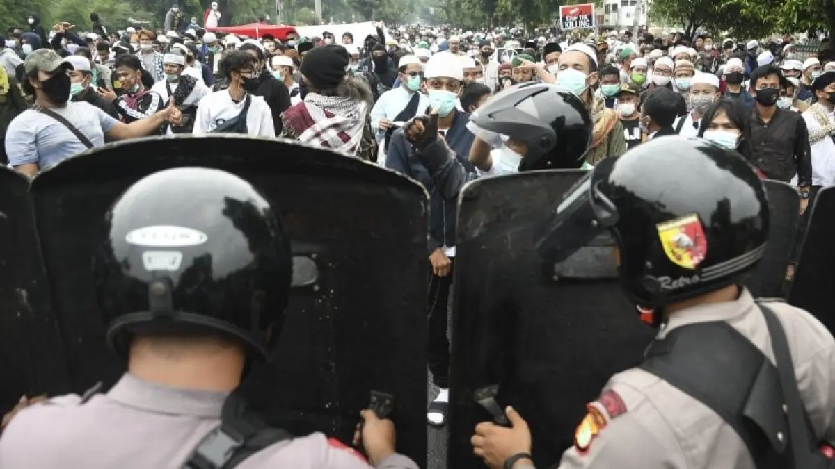 Polri Siapkan Seragam Antipanah untuk Anggota di Daerah Rawan Konflik. Polri ketika pengamanan demi di Jakarta beberapa waktu lalu. (JAWA POS) 