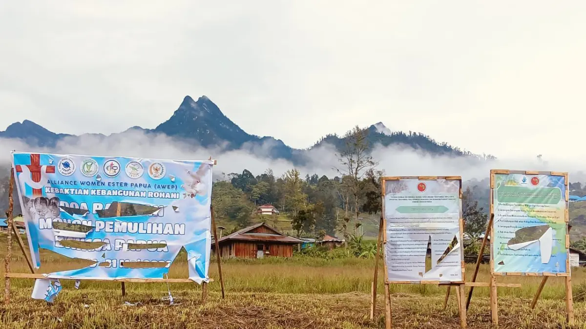 Tampak baliho doa pemulihan Papua dan Hukum Humaniter di Sinak yang sudah dirusak OTK. (CEPOSONLINE.COM/Eka Yeimo).