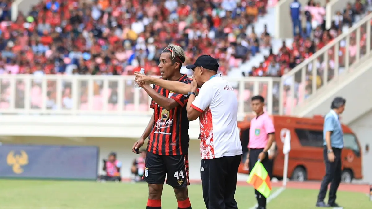 Bima Ragil saat mendapat arahan dari Pelatih Rahmad Darmawan. (CEPOSONLINE.COM/ERIK)
