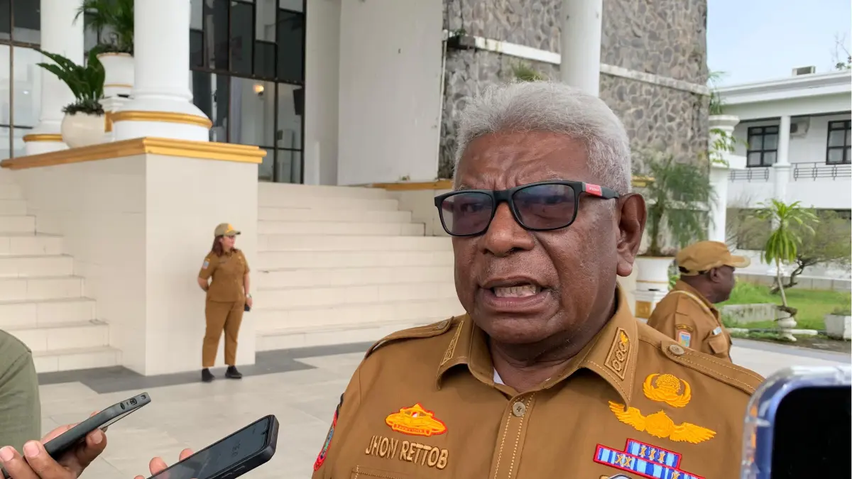 Bupati Mimika, Johannes Rettob. (Foto: CEPOSONLINE.COM/MOH. WAHYU WELERUBUN).