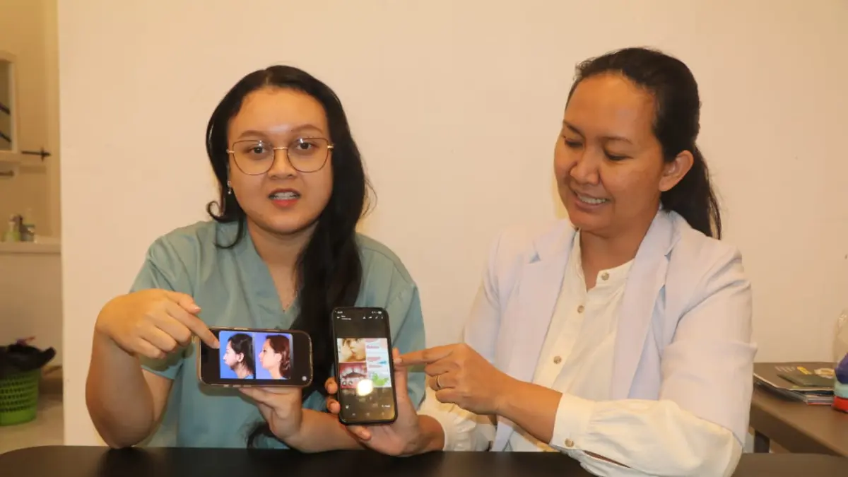 drg. Dhani Ayu Andini Sp.Ort (kanan) didampingi rekanya saat menunjukan foto bahaya Menganga Saat Tidur dan Penggunaan Dot saat ditemui di Abepura, Jumat (15/5/2026) malam. (CEPOSONLINE.COM/TAKIM) 