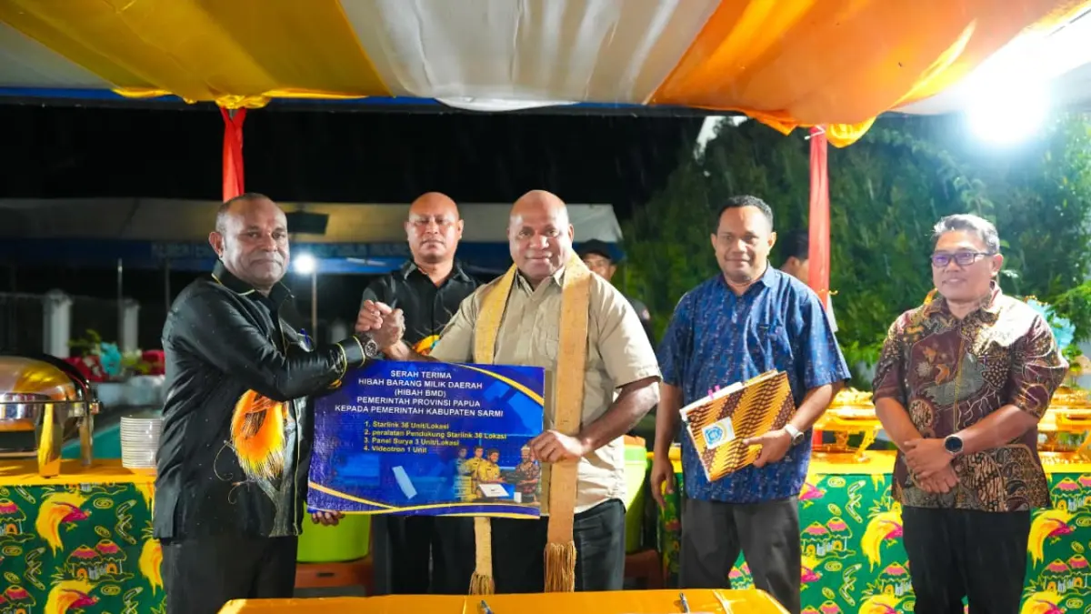 Gubernur Papua, Matius D Fakhiri saat serah terima hibah BMD Pemprov Papua kepada Pemkab Sarmi yang diterima langsung Bupati Dominggus Catue di Petak, Distrik Sarmi Selatan, Kamis (14/5/2026) malam. (Ceposonline.com/Humas Pemprov).