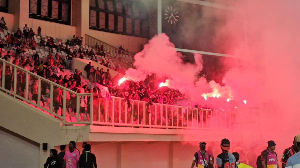 Nampak flare yang menyala usai laga Persipura vs Adhyaksa FC di Stadion Lukas Enembe, Jumat (8/5/2026). (CEPOSONLINE.COM/HANS PALEN).