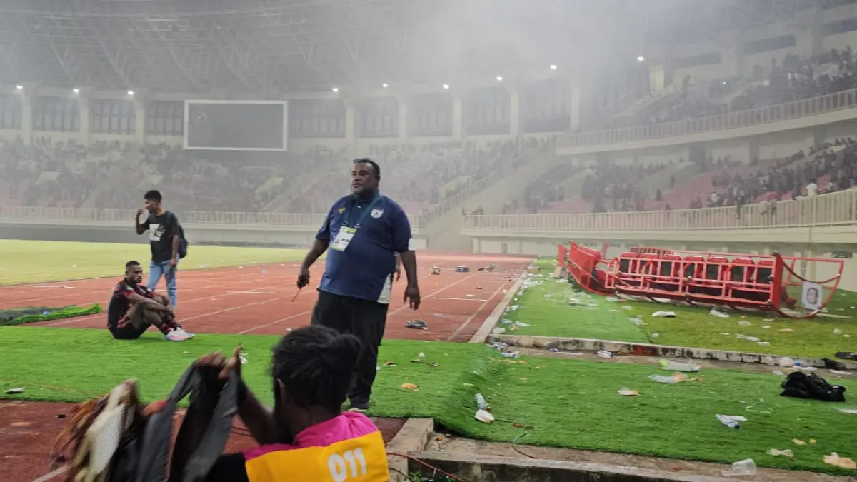 Nampak salah satu Panpel yang sedang berdiri dilapangan saat usai kerusuhan laga Persipura vs Adhyaksa FC di Stadoion Lukas Enembe, Jumat (8/5/2026). (CEPOSONLINE.COM/HANS PALEN).