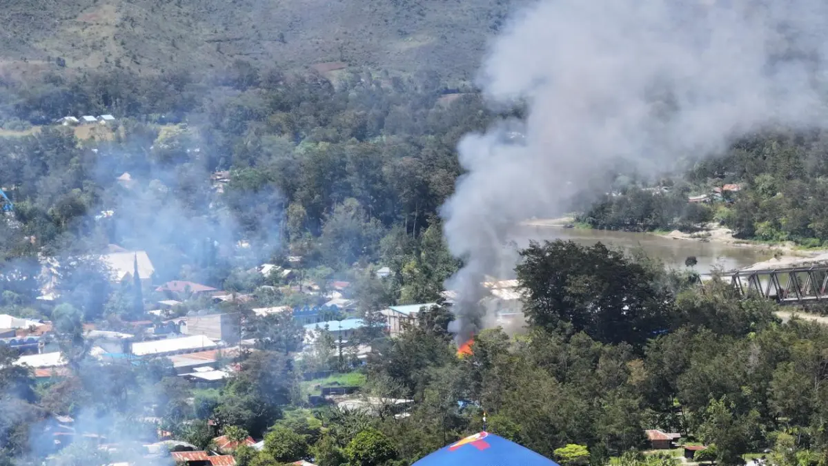 Pembakaran rumah warga di kompleks Tolmis hingga ke pinggiran kali Uwe Distrik Wouma akibat dari bentrokan dua Kelompok massa Jumat (15/5/2026)