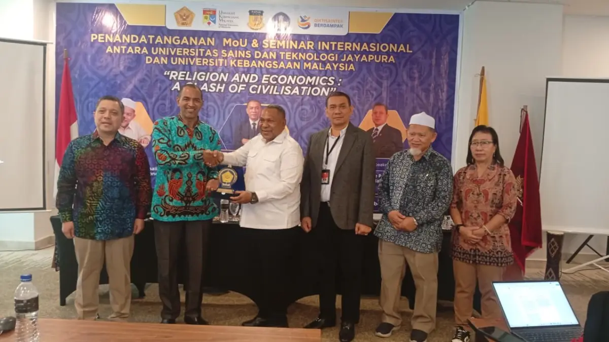 Wakil Gubernur Papua, Aryoko Rumaropen saat menerima plakat usai menghadari MuO USTJ dan UKM di Hotel Suni, Rabu (13/5/2026). (CEPOSONLINE.COM/HANS PALEN).
