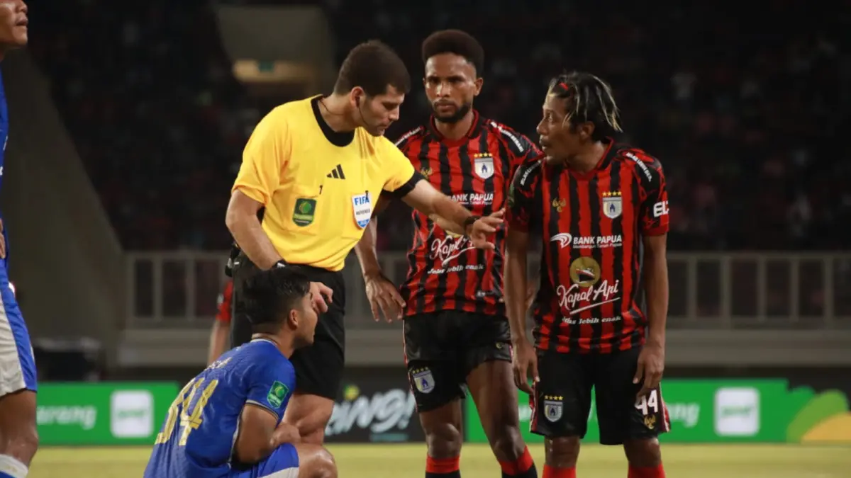 Bima Ragil saat berbicara dengan wasit asal Uzbekistan saat laga Persipura vs Adhyaksa FC. (CEPOSONLINE.COM/HANS PALEN).