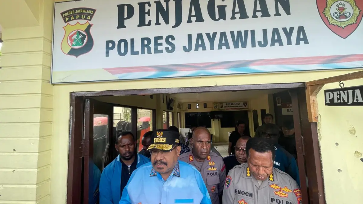 Gubernur Papua Pegunungan Jhon Tabo, usai membuat laporan Polisi di SPKT Polres Jayawijaya terkait tudingan sebagai aktor penyebab bentrok dua kelompok massa di Wouma, Sabtu (16/5/2026).
(Ceposonline.com/Deni Tonjau)