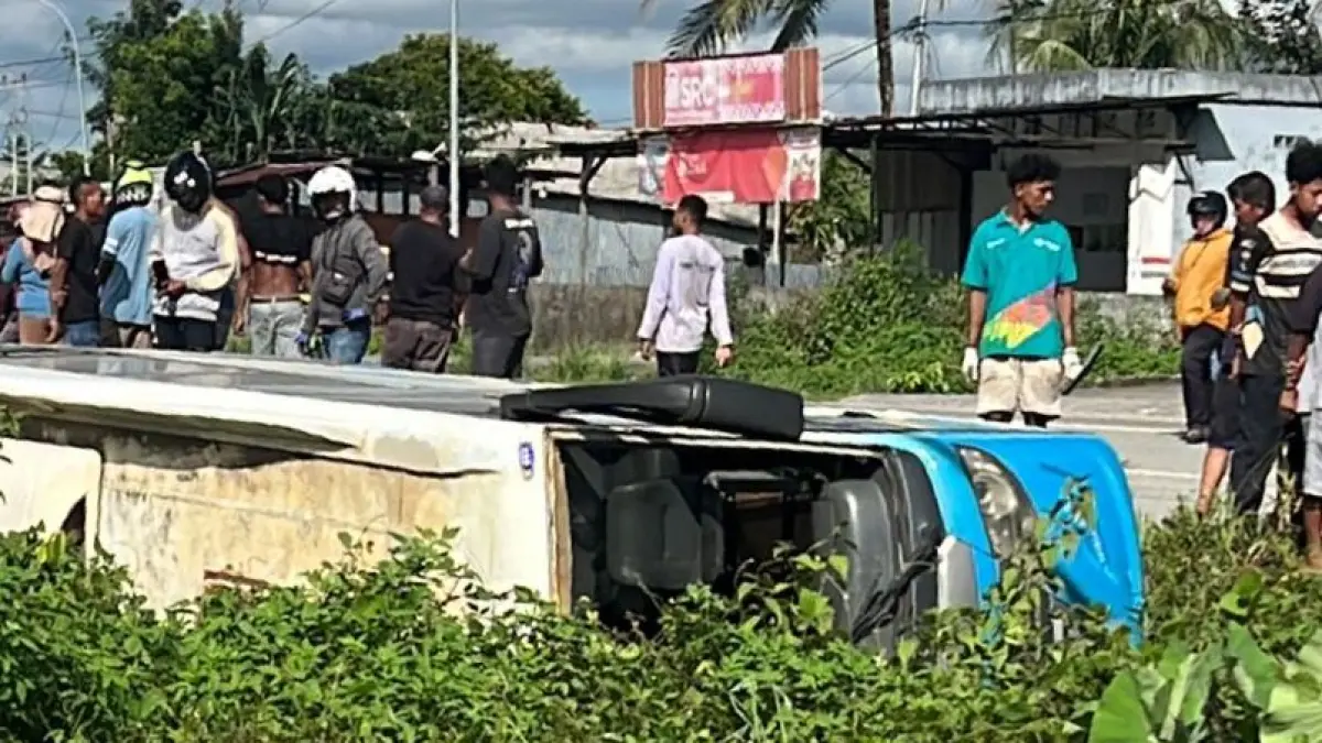 Minibus Dutro yang mengalami kecelakan tunggal di Jalan Hassanudin, Irigasi, Mimika, Papua Tengah, Jumat 15 Mei 2026. (Ceposonline.com/ Istimewa).