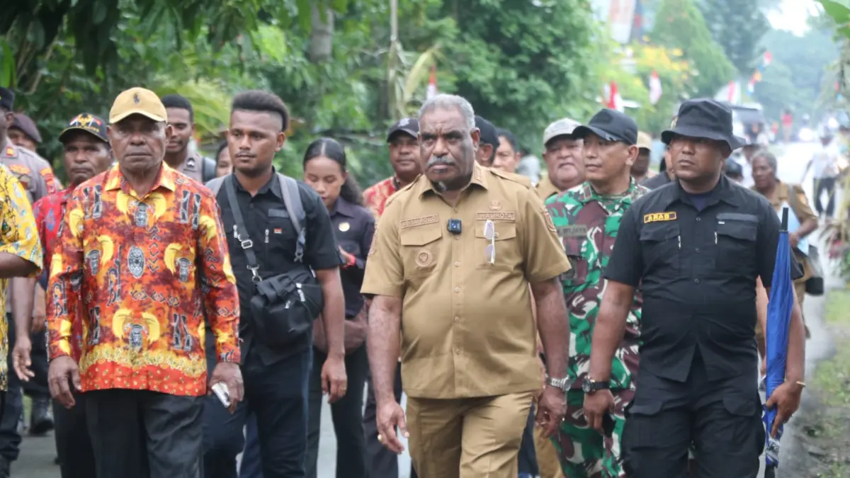 Wali Kota Jayapura, Abisai Rollo saat berkunjung ke Abepura beberapa waktu lalu.
(Ceposonline.com/Mustakim Ali)