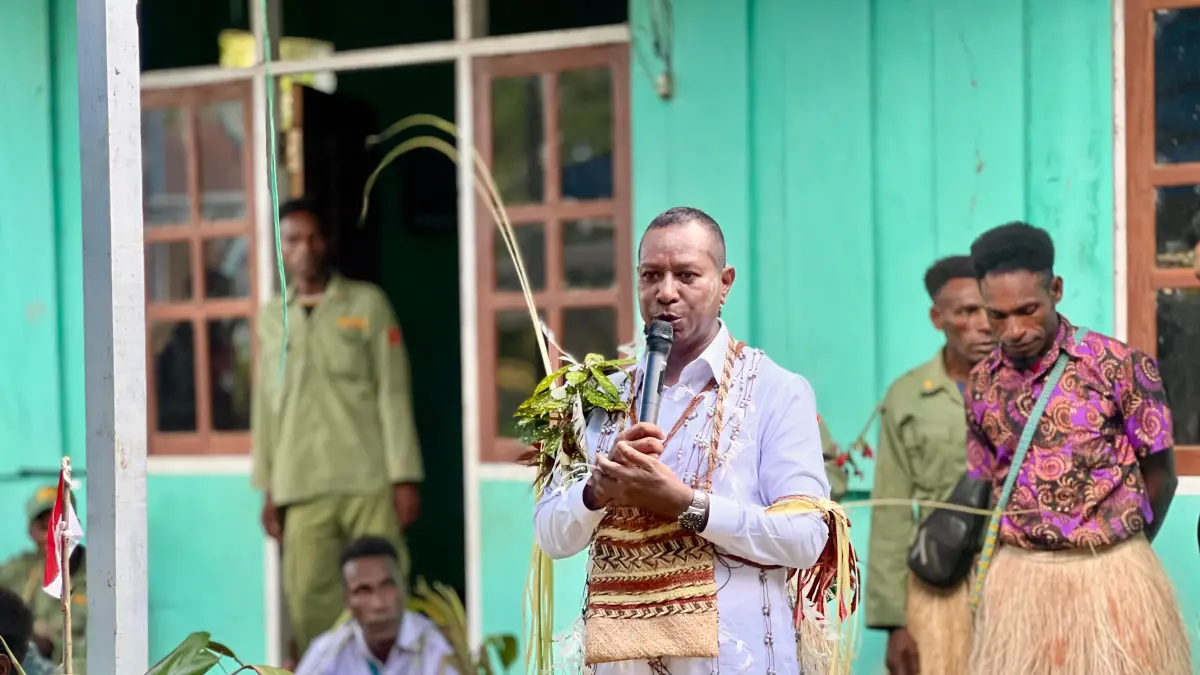 Gubernur Papua Apolo Safanpo saat berdialog dengan masyarakat Kampung Kaniskobat, Distrik Kaptel Merauke, Sabtu &nbsp;(16/5/2026) &nbsp;
(Humas Biro Umum Setda Papsel/Ceposonline.com) &nbsp;