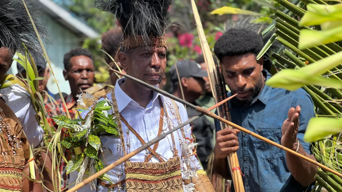 Gubernur Papua Selatan Apolo Safanpo &nbsp;disambut masyarakat Kampung Kaniskobat secara adat, saat mengunjungi wilayah tersebut, Sabtu (16/5/2026) &nbsp; &nbsp;
(Humas Biro Umum Setda Papsel/Ceposonline.com)&nbsp;