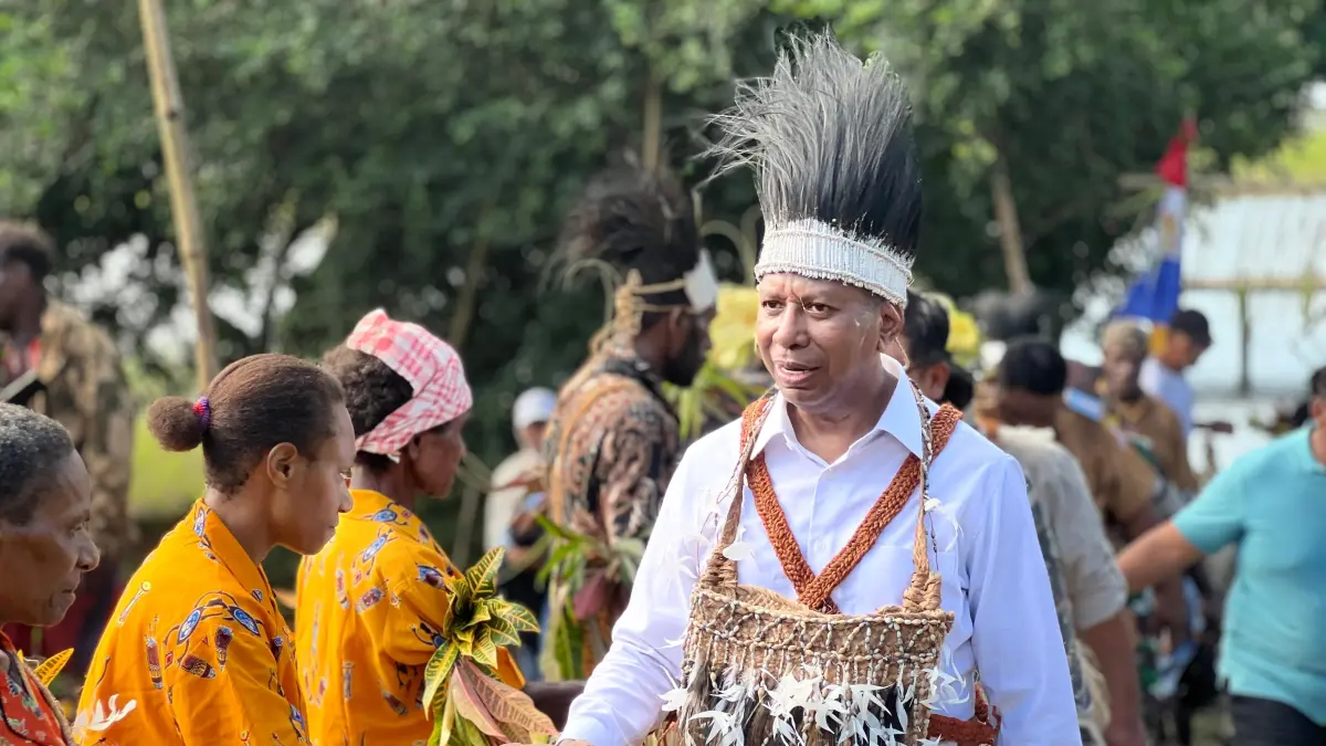 Gubernur Papua Selatan Apolo Safanpo &nbsp;saat disambut masyarakat Kampung Ihalik, Distrik Kaptel-Merauke, Sabtu (16/5/2026).(Humas Biro Umum Papsel/Ceposonline.com) &nbsp; &nbsp;&nbsp;
