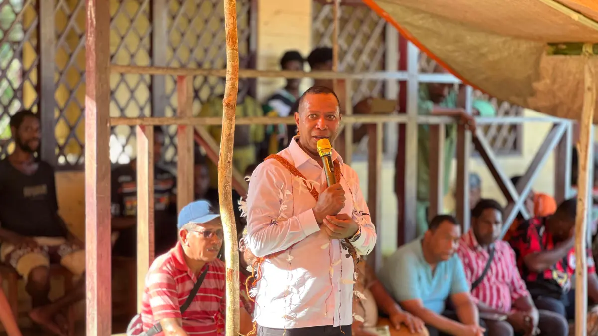 Gubernur Papua Selatan saat tatap muka dan berdialog dengan masyarakat Kampung Ihalik, Distyrik Kaptel, Kabupaten Merauke, Sabtu (16/5/2026). (Humas Biro Umum Setda Papsel/Ceposonline.com)&nbsp;