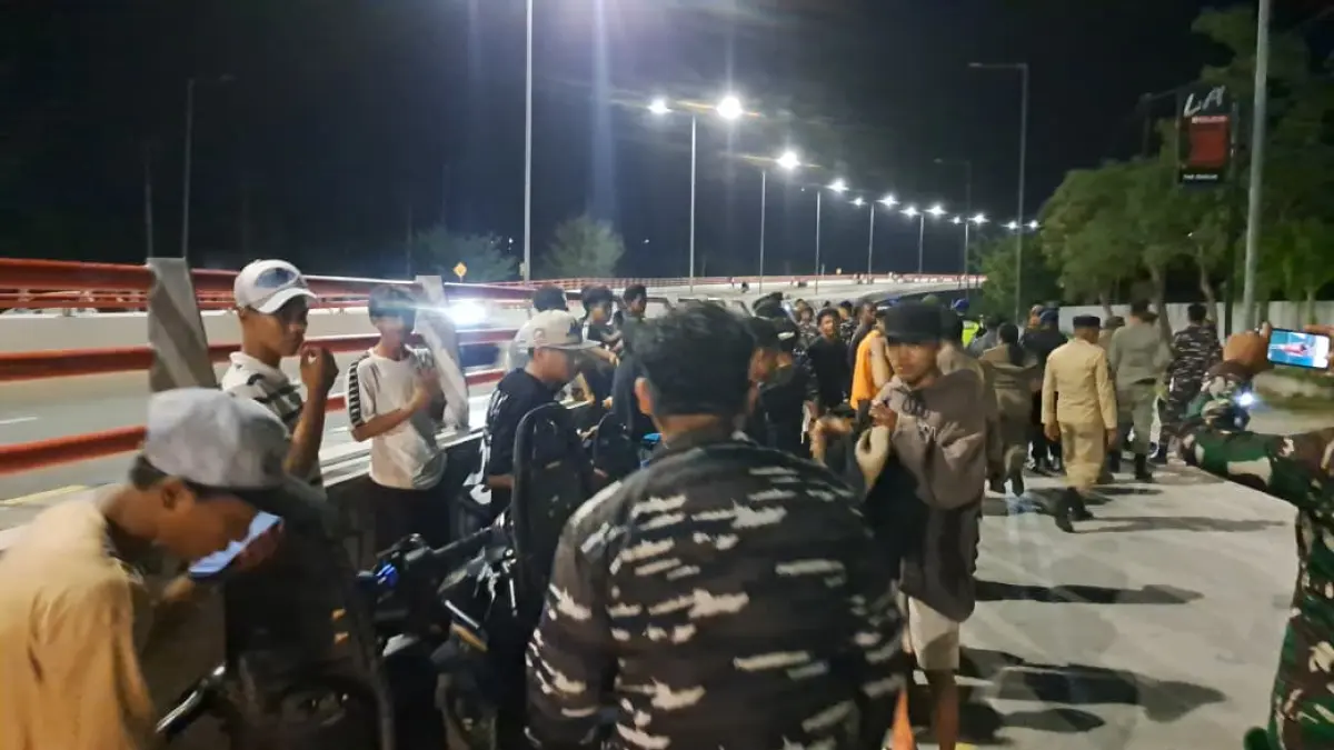 Petugas saat memeriksa sejumlah kendaraan di Jembatan Merah, Sabtu (16/5/2026) malam. (Ceposonline.com/Mustakim).