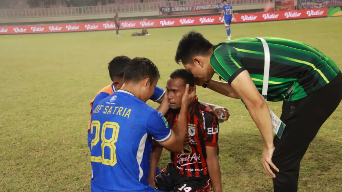 Ruben Sanadi saat tak kuasa menahan air matanya usai gagal membawa Persipura promosi ke Liga 1 usai kalah dari Adhyaksa FC. (CEPOSONLINE.COM/HANS PALEN).
