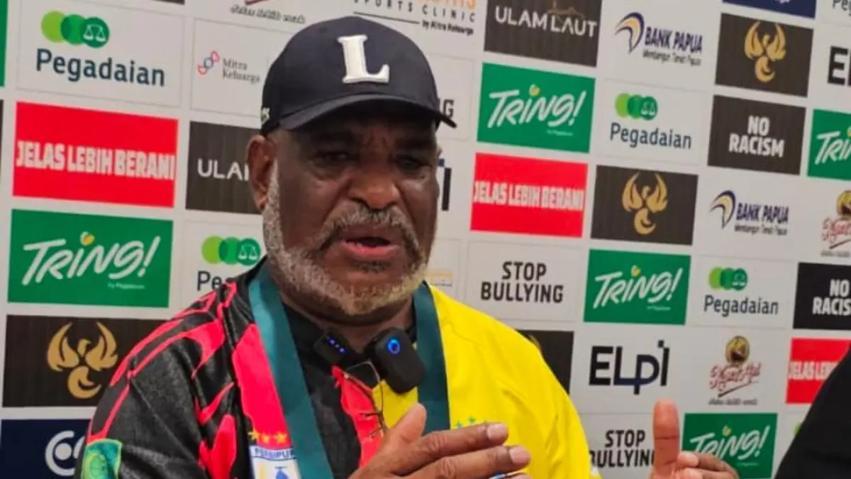 Wali Kota Jayapura, Abisai Rollo saat mengenakan kostum dengan desain warna Persipura dan Brazil. (CEPOSONLINE.COM/HANS PALEN).