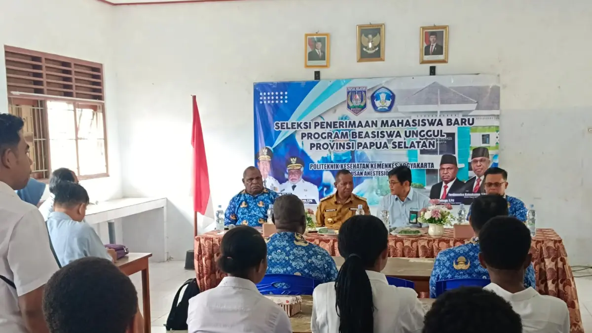 Gubernur Papua Selatan Apolo Safanpo bersama Kepala Dinas Pendidikan dan Kebudayaan Papua Selatan Ignas Babaga dan Direktur Politeknik Kesehatan Kemenkes Yogyakarta saat pembukaan seleksi penerima beasiswa unggul jalur mandiri ke &nbsp;Politeknik Kesehatan Kemenkes Yogjakarta program studi Keperawatan &nbsp;Anestesiologi, Senin (18/5/2026)&nbsp;
(Sulo/Ceposonline.com) &nbsp; &nbsp;