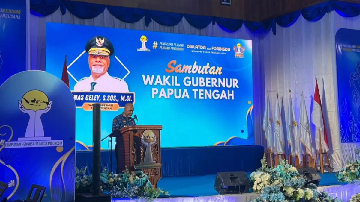 Wakil Gubernur Papua Tengah, Deinas Geley saat menghadiri kegiatan Pendidikan dan Pelatihan Daerah (DIKLATDA) dan Forum Bisnis Daerah (FORBISDA) BPD HIPMI Papua Tengah Tahun 2026 yang berlangsung di Guest House, Jalan Merdeka, Nabire, Senin, (18/5/2026). (CEPOSONLINE.COM/THERESIA F. TEKEGE)