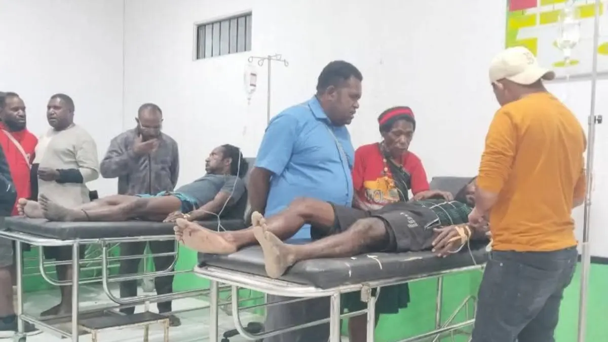 Pastor Dekan Dekenat Moni Puncak Jaya yang juga merupakan Pastor Paroki Gereja Katolik Santo Misael Biligai, Pastor Yance Yogi, Pr (baju biru) sedang berada di RSUD Intan Jaya setelah mengevakuasi dua korban dari lokasi kejadian. (Ceposonline.com/Dokumen)