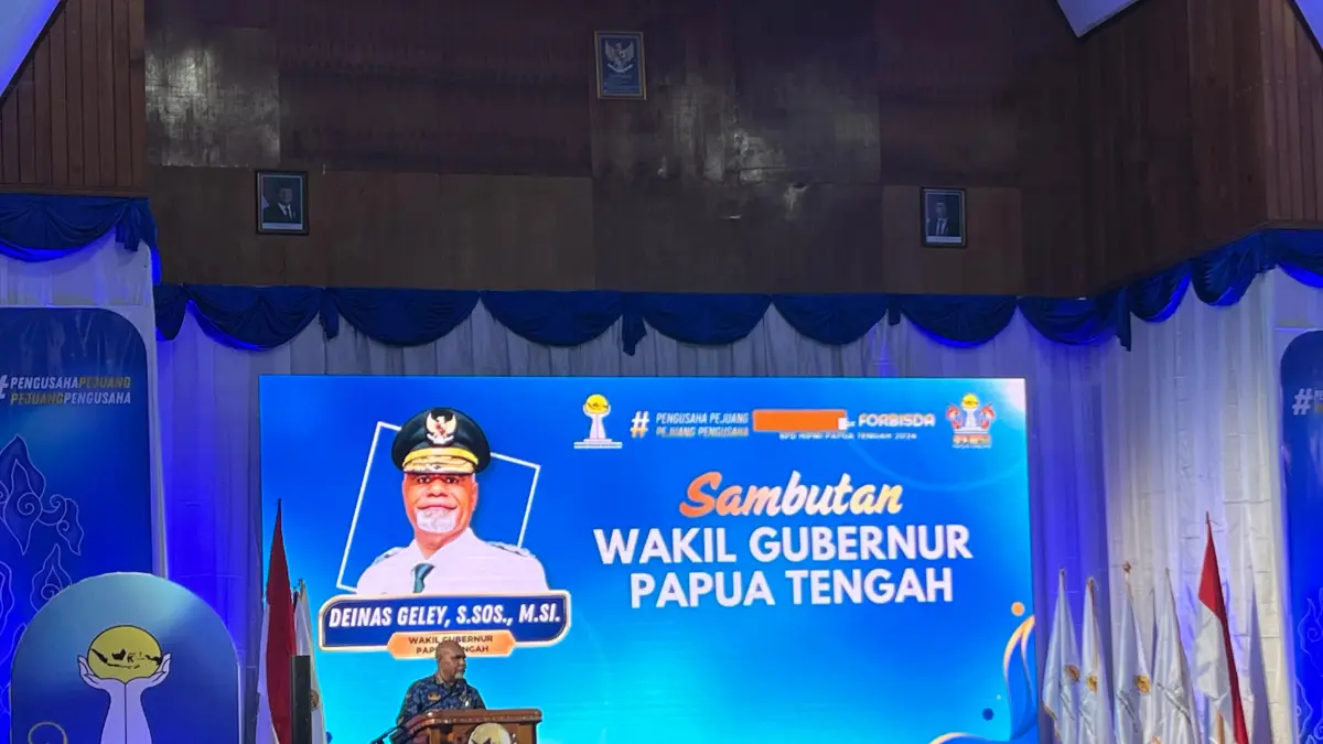 Wakil Gubernur Papua Tengah, Deinas Geley saat membuka kegiatan Pendidikan dan Pelatihan Daerah (Diklatda) dan Forum Bisnis Daerah (Forbisda) BPD HIPMI Papua Tengah Tahun 2026 yang berlangsung di Guest House, Jalan Merdeka, Nabire, Senin, (18/5/2026). (CEPOSONLINE.COM/THERESIA F. TEKEGE)