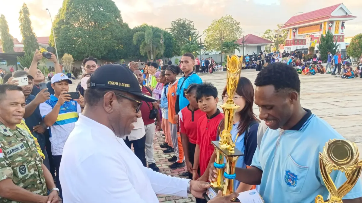 Bupati Merauke saat menyerahkan serifikat dan piala bagi pemenang juara I &nbsp;tingkat SD, SMP, SMA dan SMK untuk FLS3N dan O2SN, pada penutupan kegiatan tersebut, Sabtu (16/5/2026).(Sulo/Ceposonline.com) &nbsp;