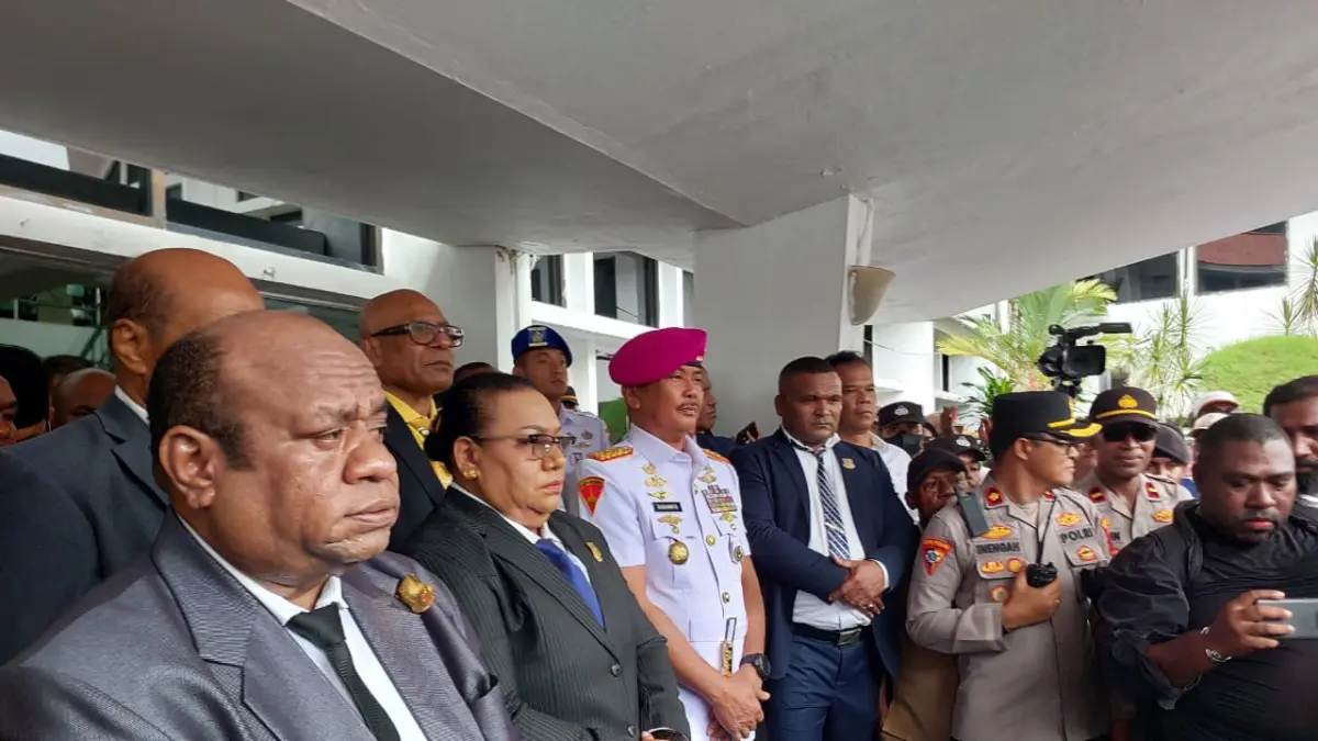 Dankodaeral X Jayapura, bersama DPRP, dan MRP saat menerima masa aksi penolakan pembangunan dermaga di Gedung DPR Papua, Senin (18/5/2026). (CEPOSONLINE.COM/KAREL)