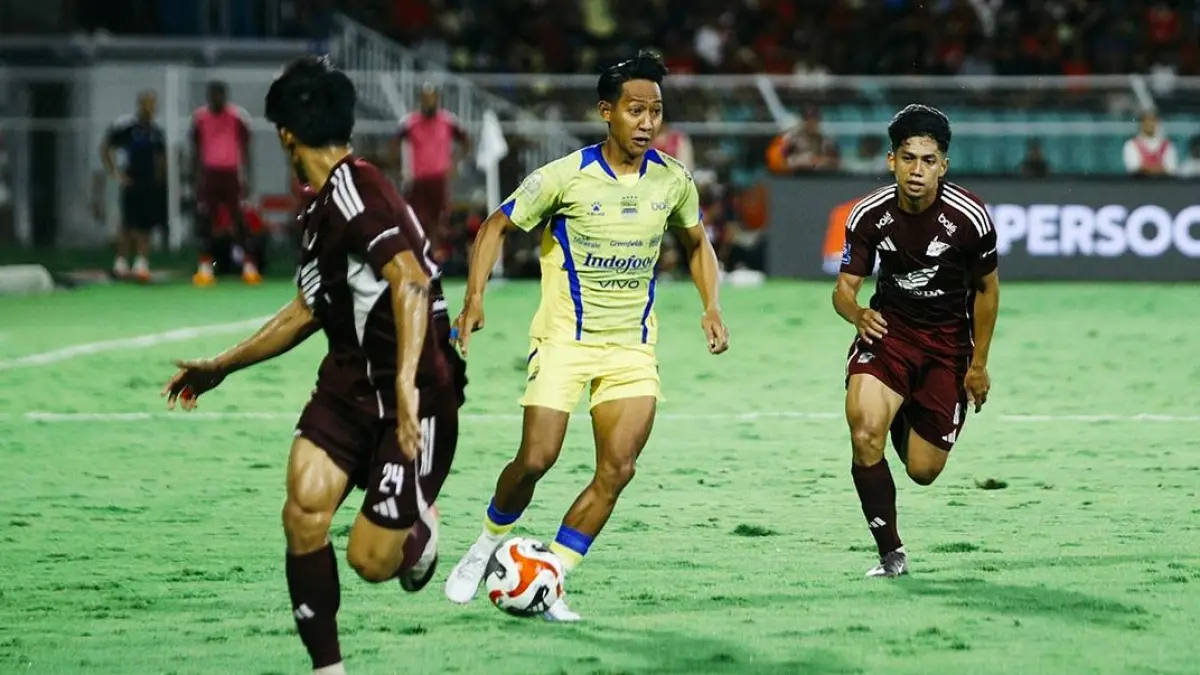 Gelandang serang Persib Bandung Beckham Putra dikawal &nbsp;pemain PSM Makassar di Stadion BJ Habibie Minggu (17/5/2026) malam. (X.COM) 