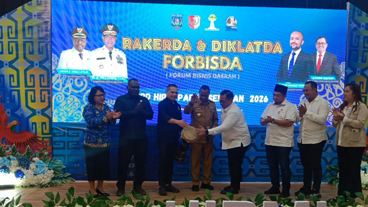 Gubernur Papua Selatan Apolo Safanpo saat membuka Rapat Kerja Daerah (Rakerda), Pendidikan Pelatihan Dasar (Diklatda) dan Forum Bisnis Daerah (Forbisda) HIPMI Papua Selatan di Halogen Merauke, Senin (18/5/2026). &nbsp;&nbsp;
&nbsp;(Ceposonline.com/Sulo)