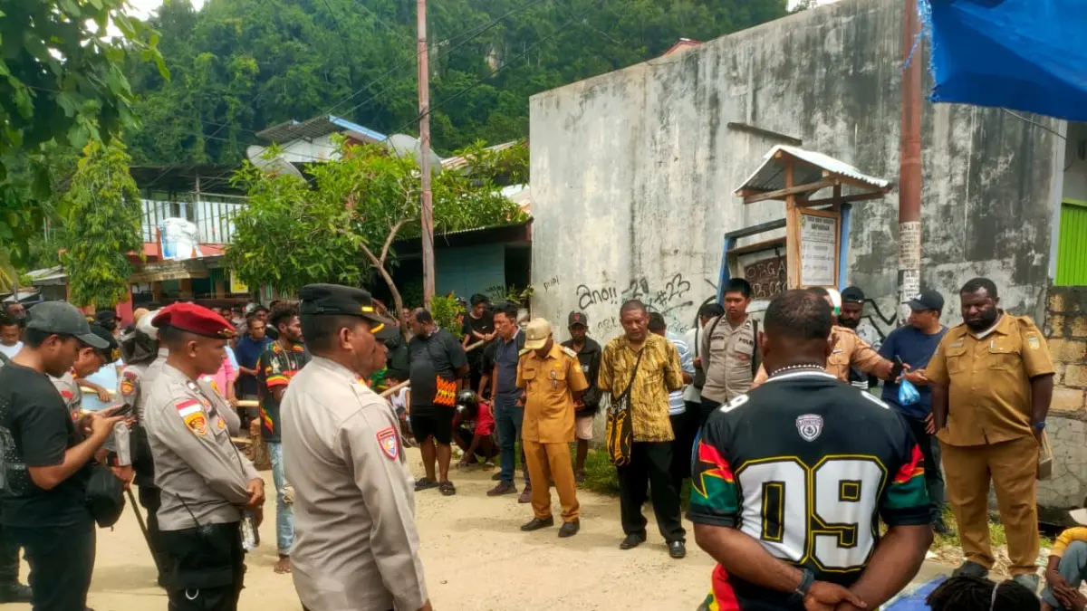 Kelompok masyarakat asal wilayah pegunungan saat mengajukan tuntutan ganti rugi menyusul tewasnya seorang terduga pelaku pencurian di Organda, Senin (18/5/2026)