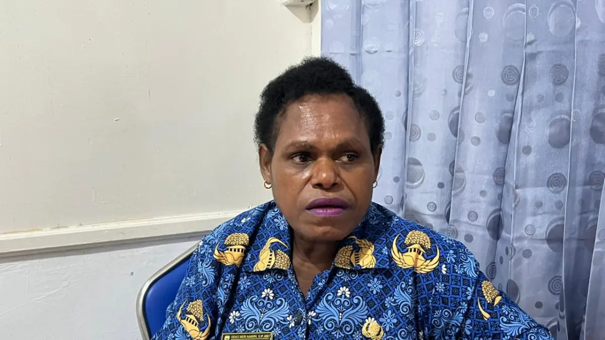 Kepala BKPSDM Papua Tengah, Denci Meri Nawipa saat memberikan keterangan kepada pers di ruang kerjanya, Senin, (18/5/2026). (CEPOSONLINE.COM/THERESIA F. TEKEGE).