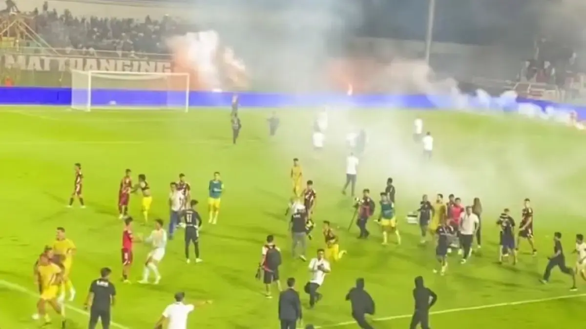 Kericuhan oknum suporter PSM Makassar usai laga kontra Persib Bandung. (instagram @makassar_iinfo)