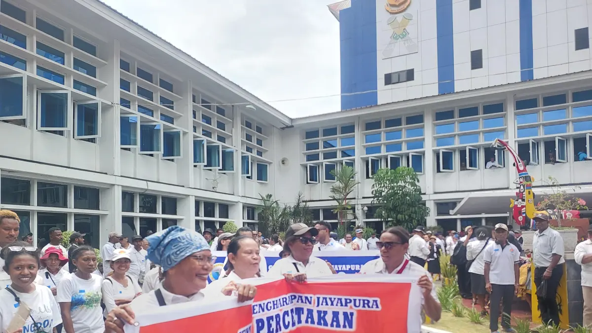 Masa Aksi Penolakan Pembangunan Dermaga Satrol Kodaeral X Jayapura berlangsung di Gedung DPR Papua, Senin (18/5/2026). (CEPOSONLINE.COM/KAREL).