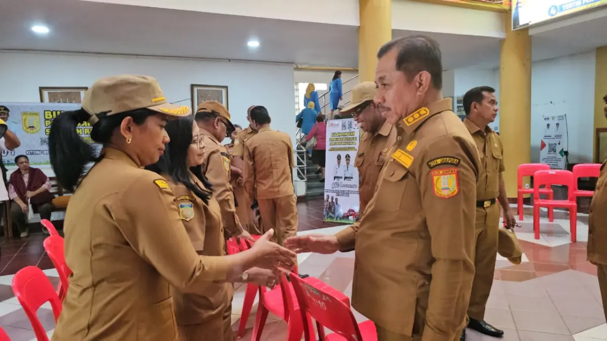 Wakil Wali Kota Jayapura, H.Rustan Saru saat bersalaman dengan beberapa pimpinan OPD dikantor Wali Kota, Senin (18/6/2026).(CEPOSONLINE.COM/HANS PALEN).