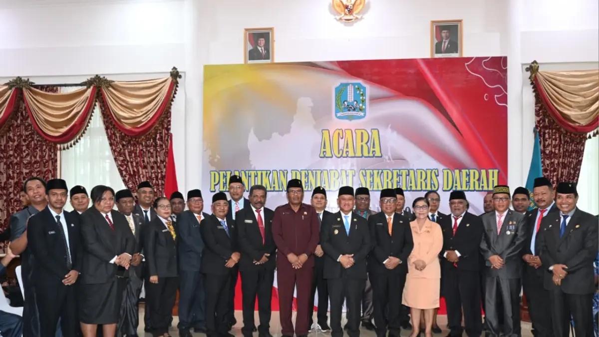 Bupati Markus Octovianus Mansnembra, SH.,MM bersama Ketua DPR Kabupaten Biak Numfor, Daniel Rumanasem foto bersama dengan sejumlah pejabat dan undangan saat melantik Penjabat Sekda Zacharias L. Mailoa, di Gedung Negara, Senin (18/05/2026). Bupati mengapresiasi DPRK yang ikut melakukan sosialisasi tentang rencana pembangunan Bandar Antariksa di Biak.(CEPOSONLINE.COM/FIKTOR) 